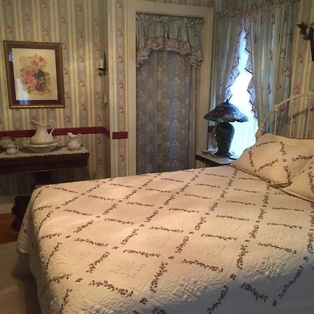 Raindrops On Roses Bed & Breakfast Herkimer 外观 照片