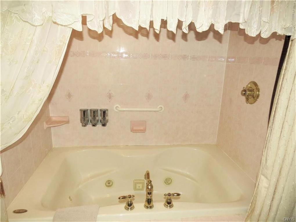 Raindrops On Roses Bed & Breakfast Herkimer 外观 照片